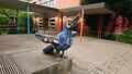 Vogelfigur auf dem Pausenhof der Hügelschule (Foto Mai 2020)