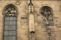 Tübingen: St. Martin beim Teilen seines Mantels (rechts) an der Nordwand der Stiftskirche, vom Holzmarkt aus gesehen