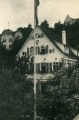In der Mitte links ist das Wohnhaus Theodor Eimers in der Neckarhalde 44 zu sehen. Nach Eimers Tod erwarb die A.V. Virtembergia das Haus und verkaufte es nach dem eigenen Neubau 1911 an die Nicaria weiter. (Vorn das nicht mehr existente Haus Neckarhalde 35.)