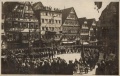 Uni-Festzug am Markt, 1927. Das Fachwerk an Haus Nr. 5 (links) ist freigelegt, und man sieht den 1907 neu angebauten Erker.