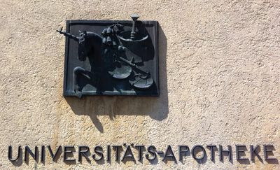Relief von Ugge Bärtle an der Universitätsapotheke.JPG