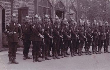 Soldaten mit Pickelhauben auf Postkarte aus Tübingen.jpg